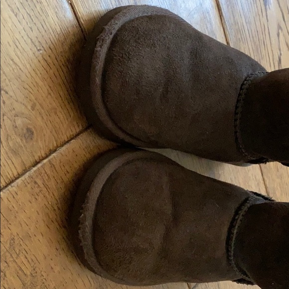 Girls size 9 dark brown Ugg boots - Picture 2 of 8